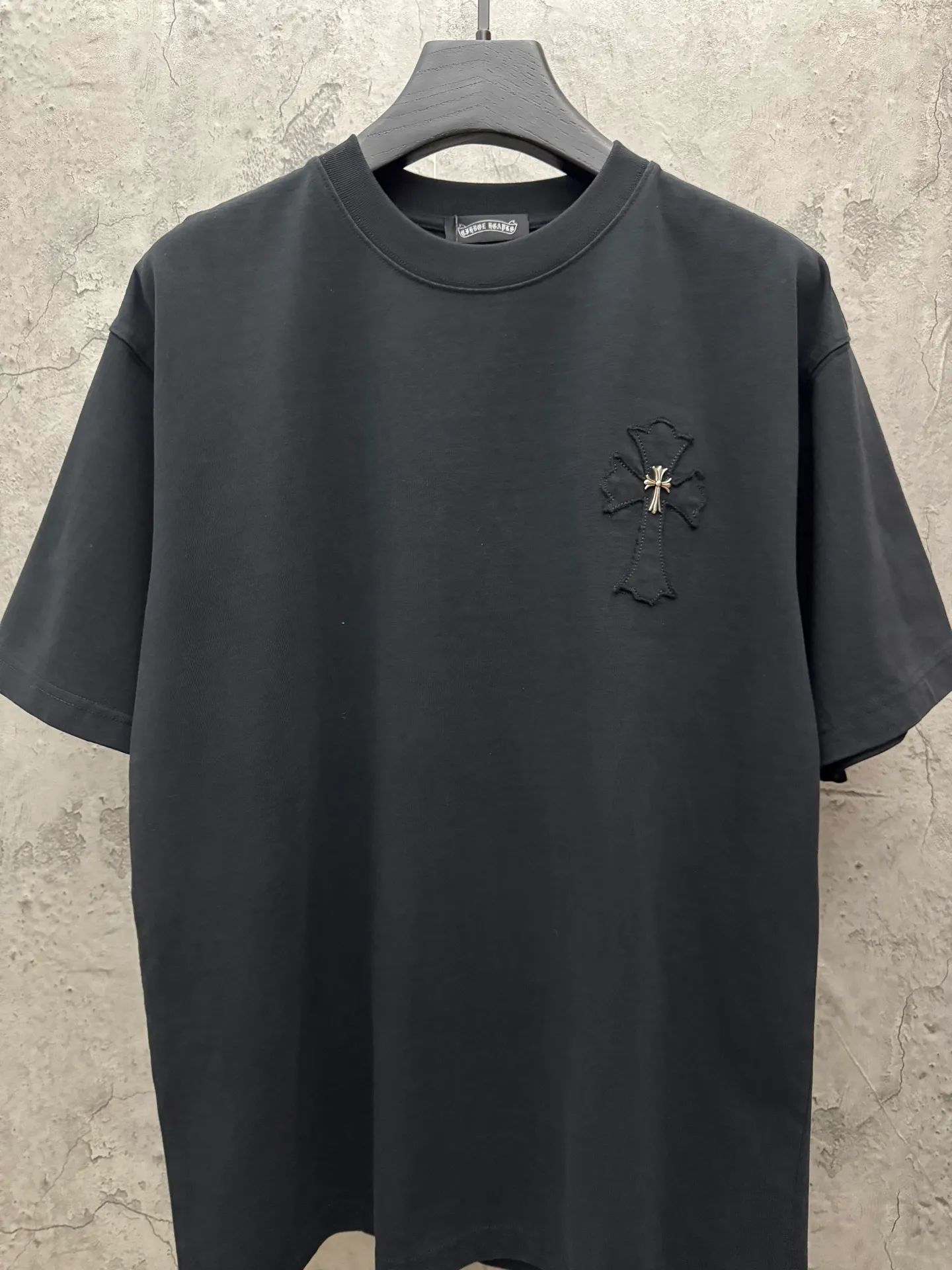 P180 top version, real shot without P, ​​different from market currency) 𝗖𝗵𝗿𝗼𝗺𝗲 𝗛𝗲𝗮𝗿𝘁𝘀/Croxin 2026 spring new original single counter American laser burnt patch embroidered couple short sleeves 👑The highest version! Customized fabric 300 grams, best-selling model at the counter, very comfortable to wear. Accessories: original molded and authenticated collar label ➕ 100% silk wash water label. Genuine purchase-grade original hangtag➕matching hanging rope➕3D hanging beads➕original packaging bag. Craftsmanship: The original version has consistent wiring! The highest version of the armhole matching technique! Color: White Black Size: S M L XL Style No.: 26-2028